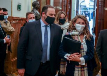 Archivo - El ministro de Transportes, Movilidad y Agenda Urbana, José Luis Ábalos, y la ministra de Trabajo y Economía Social, Yolanda Díaz,en el Congreso.EUROPA PRESS/R.Rubio.POOL - Europa Press - Archivo