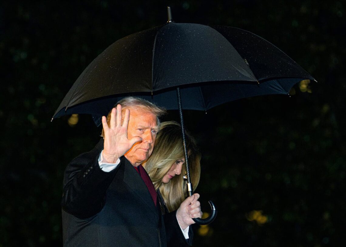 El presidente de EEUU, Donald Trump, y la primera dama, Melania, a la salida de la Casa BlancaEuropa Press/Contacto/Aaron Schwartz - Pool via CN