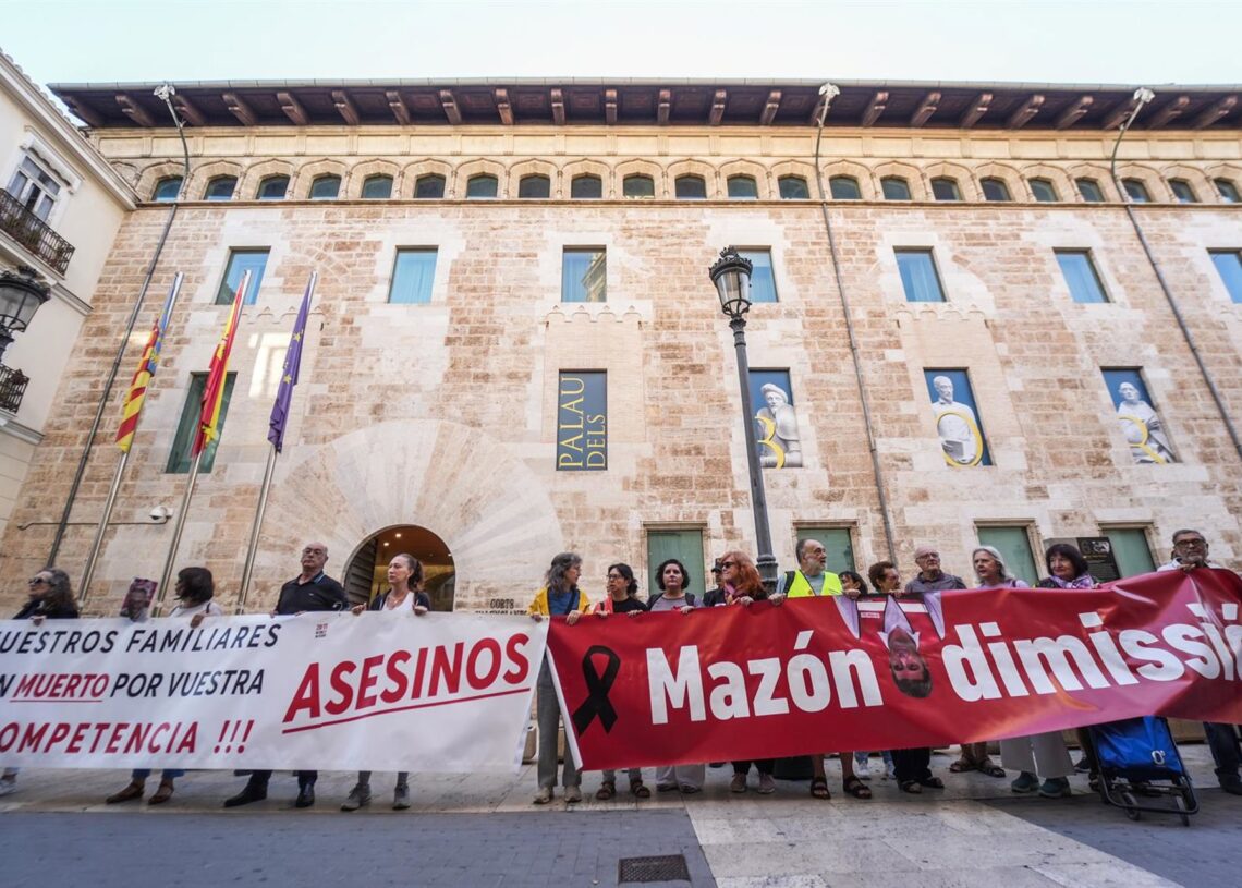 Archivo - Varias personas con pancartas, durante una concentración para pedir la dimisión de Mazón, frente a Les Corts Valencianes, a 23 de septiembre de 2025Jorge Gil - Europa Press - Archivo