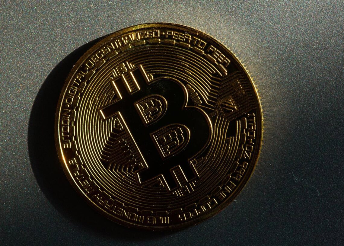 Archivo - FILED - 05 March 2022, Berlin: A coin bearing the logo of the bitcoin cryptocurrency lies on a table. Photo: Fernando Gutierrez-Juarez/dpa-Zentralbild/dpaFernando Gutierrez-Juarez/dpa-Ze - Archivo
