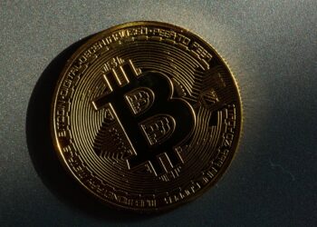Archivo - FILED - 05 March 2022, Berlin: A coin bearing the logo of the bitcoin cryptocurrency lies on a table. Photo: Fernando Gutierrez-Juarez/dpa-Zentralbild/dpaFernando Gutierrez-Juarez/dpa-Ze - Archivo