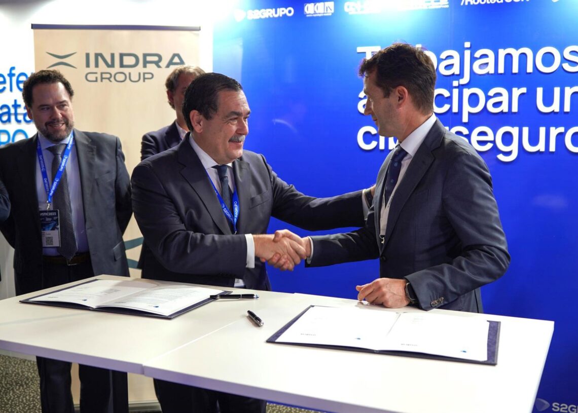 Archivo - (I-D) El Consejero Delegado Y Cofundador De S2grupo, José Miguel Rosell, Y El Presidente De Indra, Ángel Escribano, Durante La Firma Del Acuerdo Entre Ambas Compañías En Materia De Ciberseguridad Y Combate En El CiberespacioINDRA - Archivo