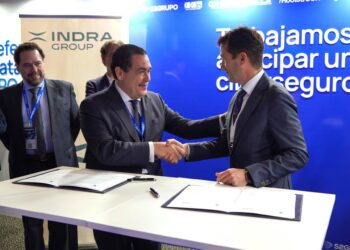 Archivo - (I-D) El Consejero Delegado Y Cofundador De S2grupo, José Miguel Rosell, Y El Presidente De Indra, Ángel Escribano, Durante La Firma Del Acuerdo Entre Ambas Compañías En Materia De Ciberseguridad Y Combate En El CiberespacioINDRA - Archivo