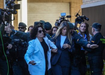 La periodista Maribel Vilaplana (d) a su llegada a los Juzgados de Catarroja, a 3 de noviembre de 2025, en Catarroja, ValenciaJorge Gil - Europa Press