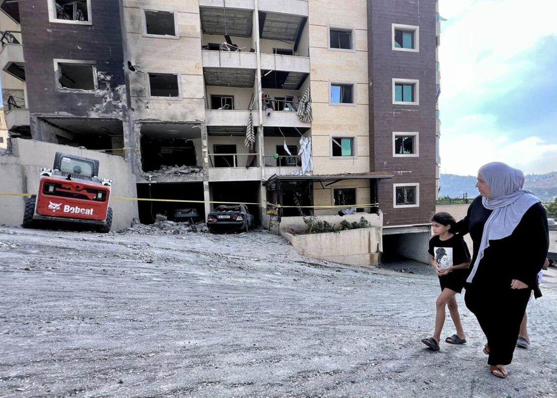 Archivo - Una mujer y su hija pasan frente a un edificio atacado por Israel en Nabatié, en el sur de LíbanoEuropa Press/Contacto/Ali Hashisho - Archivo