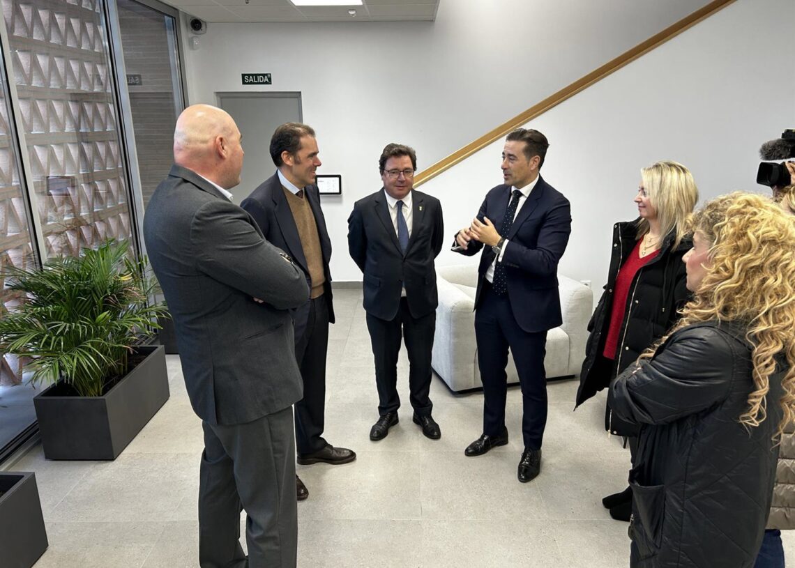 El consejero de Economía, Empleo y Transformación Digital, Guillermo Santamaría, visita la fábrica de diamantes Diamond FoundryJUNTA DE EXTREMADURA