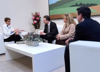 La Presidenta de Navarra, María Chivite, y el consejero de Industria y de Transición Ecológica y Digital Empresarial, Mikel Irujo, se reúnen con el CEO de Enagás, Arturo Gonzalo Aizpiri, en el Palacio de Navarra.IÑIGO ALZUGARAY / GOBIERNO DE NAVARRA