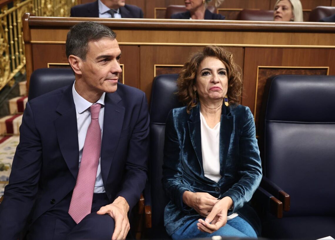 El presidente del Gobierno, Pedro Sánchez, y la vicepresidenta primera y ministra de Hacienda, María Jesús Montero, durante una sesión de control al Gobierno, en el Congreso de los Diputados, a 19 de noviembre de 2025, en Madrid (España). Eduardo Parra - Europa Press