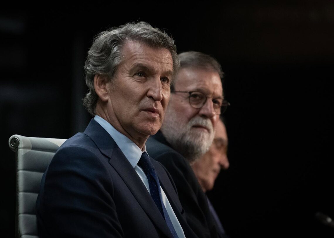 El presidente del Partido Popular, Alberto Núñez Feijóo (i) y el expresidente del Gobierno Mariano Rajoy (d), durante la presentación del libro 'El arte de gobernar', en el auditorio Rafael del Pino, a 26 de noviembre de 2025, en Madrid (España).Fernando Sánchez - Europa Press