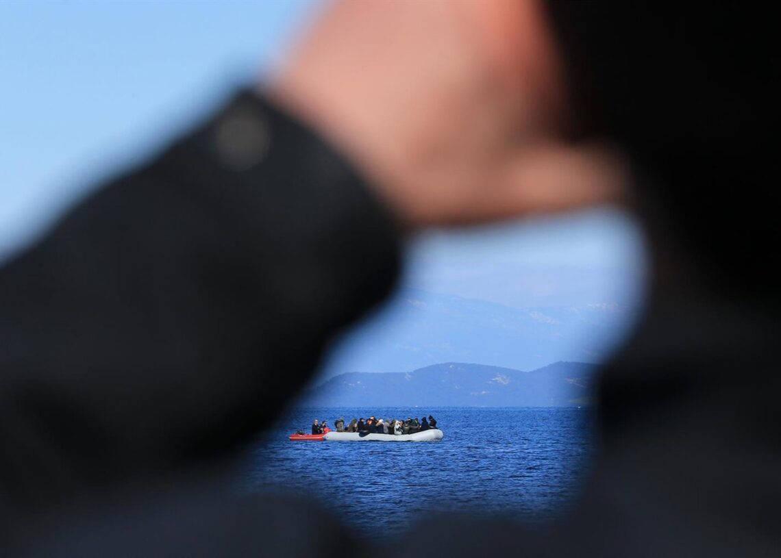 Archivo - Imagen de archivo de un barco con migrantes dirección a Grecia desde TurquíaEuropa Press/Contacto/Marios Lolos - Archivo