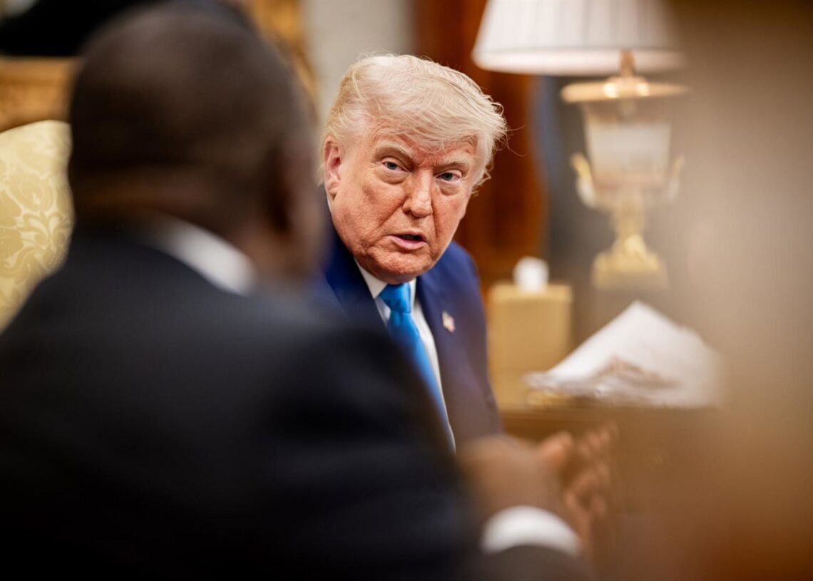 Archivo - Imagen de archivo del presidente de EEUU, Donald Trump, recibiendo a su homólogo sudafricano, Cyril Ramaphosa, en la Casa BlancaEuropa Press/Contacto/White House - Archivo