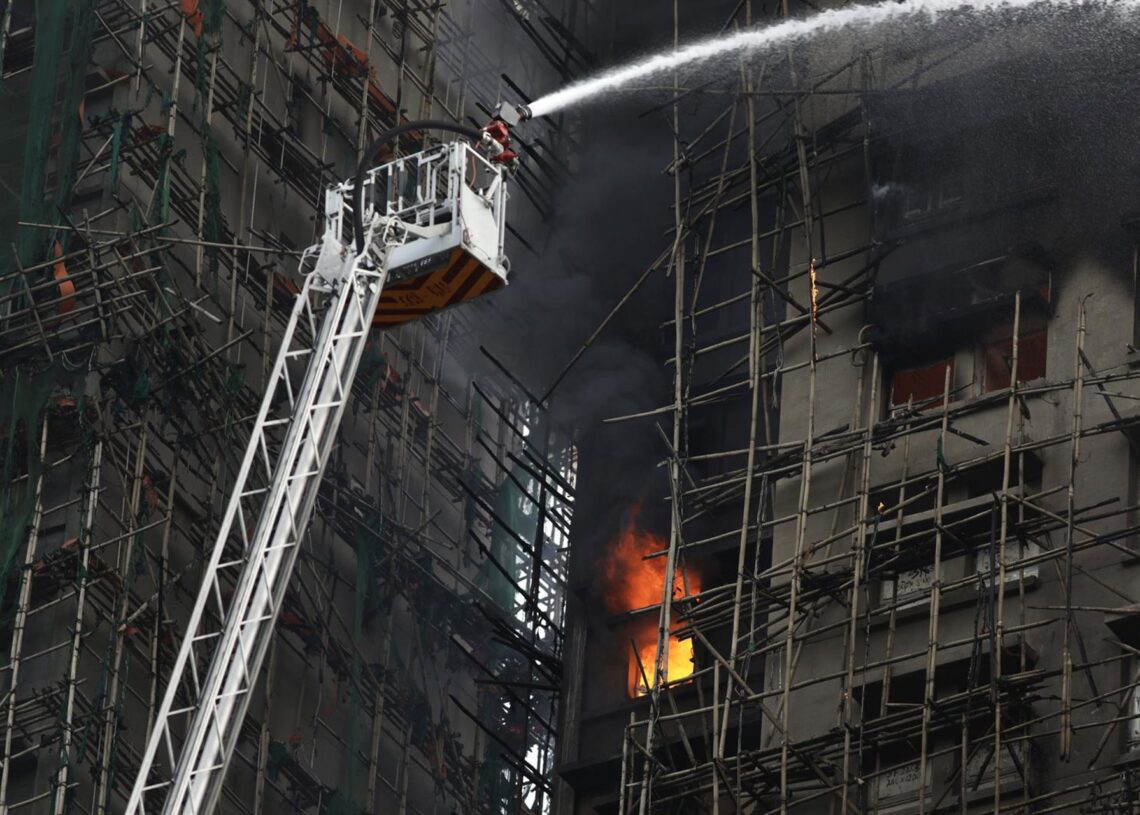 Imagen de archivo de un rascacielos envuelto en llamas en Hong Kong.Europa Press/Contacto/Liau Chung-ren