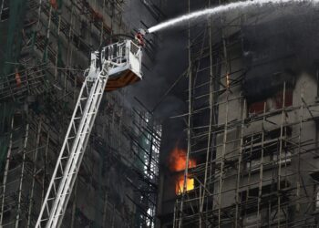Imagen de archivo de un rascacielos envuelto en llamas en Hong Kong.Europa Press/Contacto/Liau Chung-ren