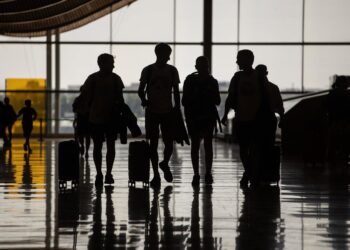 Archivo - Pasajeros con maletas.Alejandro Martínez Vélez - Europa Press - Archivo