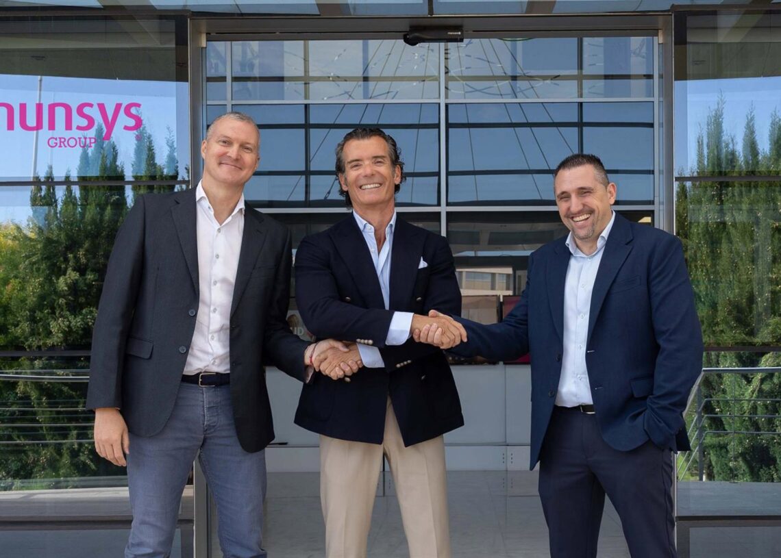 El presidente de Nunsys, Paco Gavilán (centro), junto a los socios fundadores de Kaizen Networks, Luis Corrochano (izquierda) y Diego Barba (derecha).NUNSYS