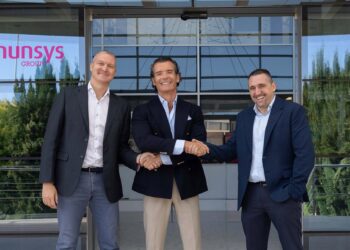 El presidente de Nunsys, Paco Gavilán (centro), junto a los socios fundadores de Kaizen Networks, Luis Corrochano (izquierda) y Diego Barba (derecha).NUNSYS