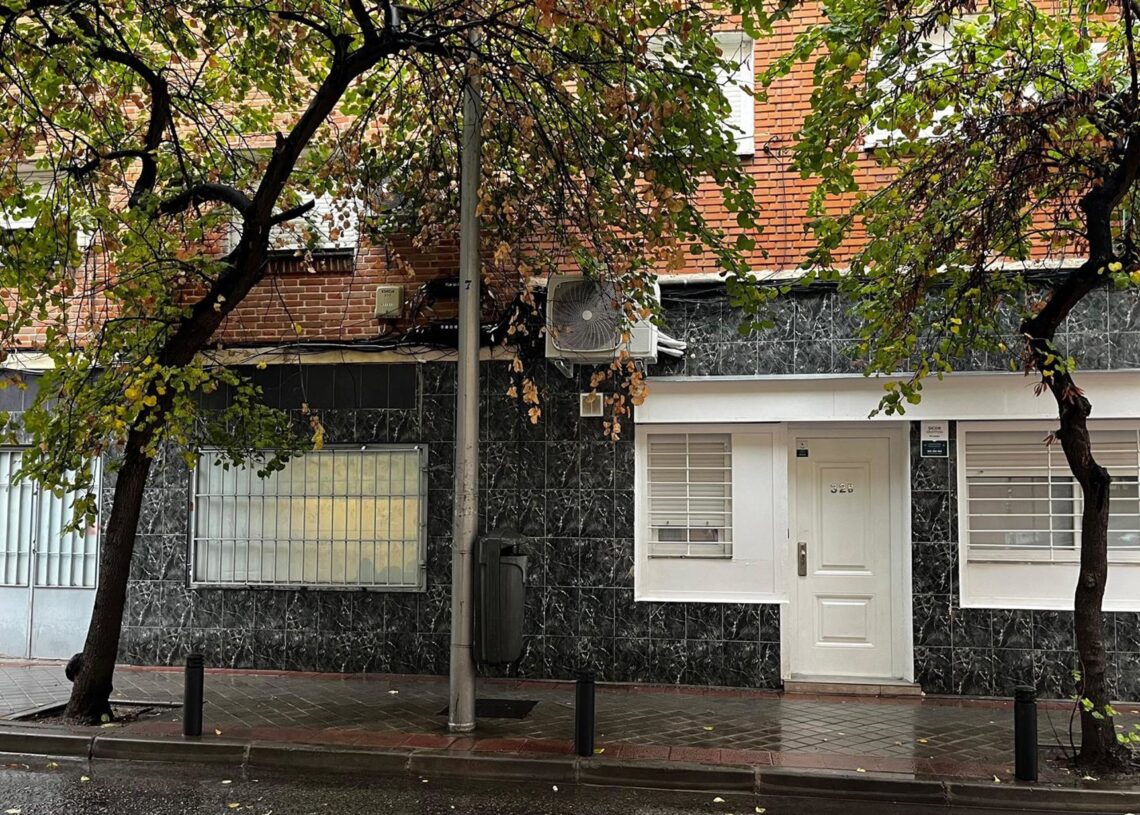 Algunos locales reconvertidos en viviendas en el barrio de San Diego, en el distrito de Puente de Vallecas.EUROPA PRESS
