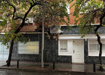 Algunos locales reconvertidos en viviendas en el barrio de San Diego, en el distrito de Puente de Vallecas.EUROPA PRESS