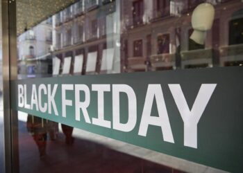 Un escaparate anuncia descuentos por el Black Friday Jesús Hellín - Europa Press