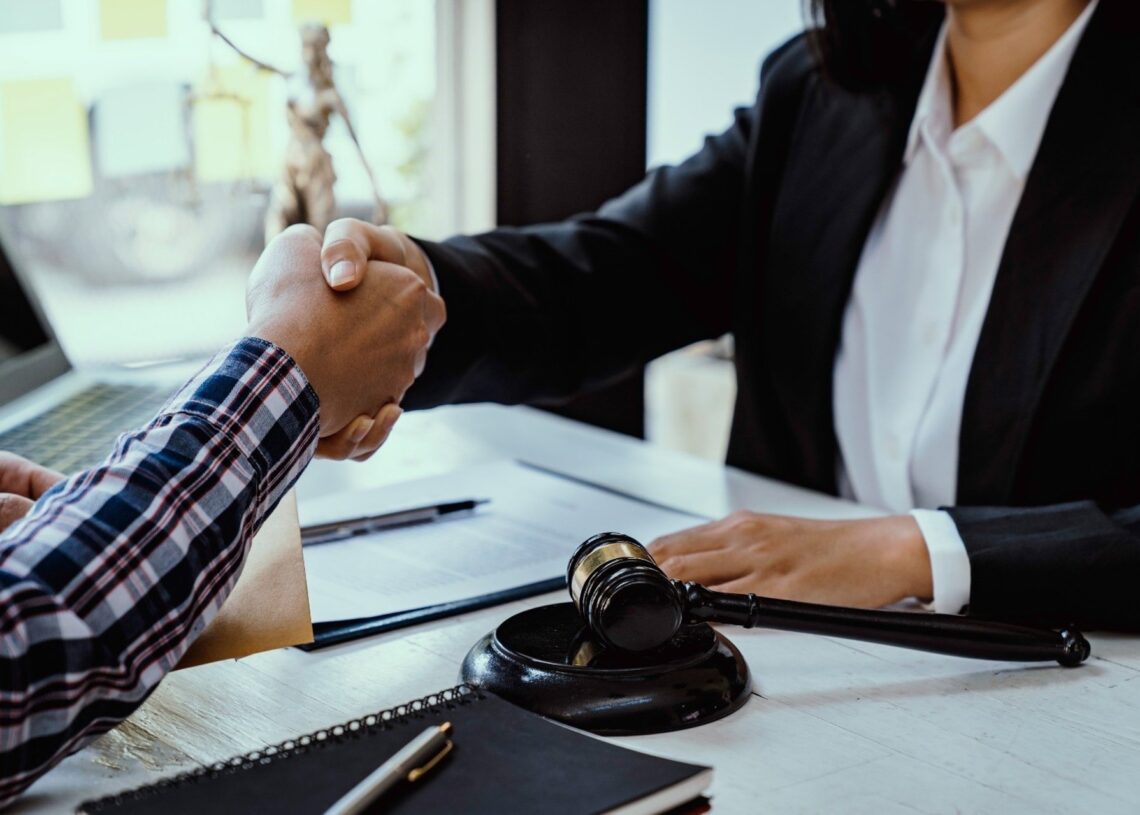 Archivo - Imagen de unos negociadores estrechando la mano tras un acuerdo.JUNTA DE ANDALUCÍA - Archivo