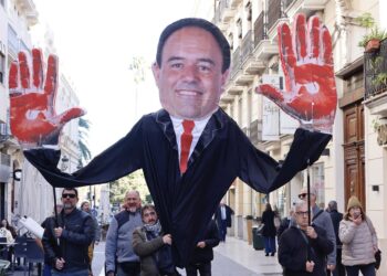 Protesta frente a Les Corts con motivo del debate d einevstidura de Juanfran Péres LlorcaROBER SOLSONA - EUROPA PRESS