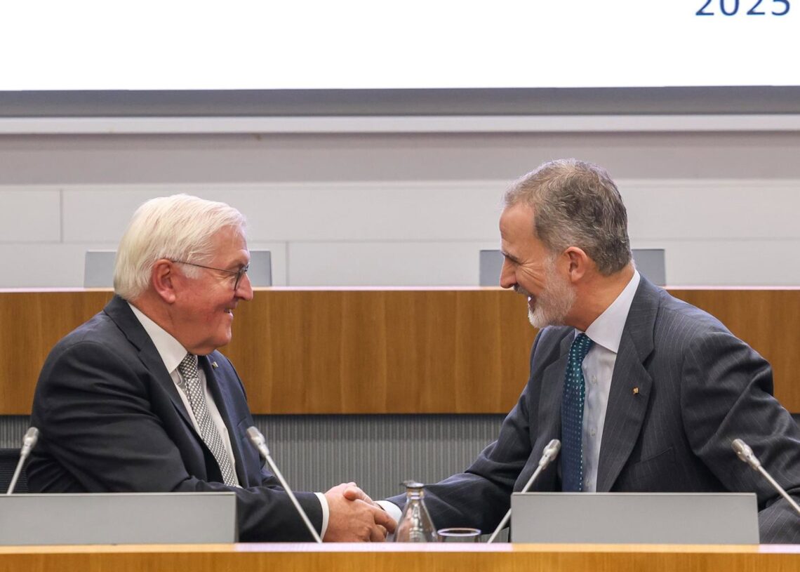 El Rey Felipe VI (i) y el presidente alemán, Frank Walter Steinmeier (d), durante la apertura del XI Foro Hispano-Alemán, en la sede de la CEOEMarta Fernández - Europa Press