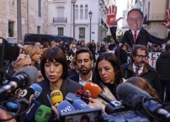 La secretaria general del PSPV y ministra de Ciencia, Diana Morant, atiende a los medios a su llegada al pleno de investidura de Pérez Llorca en Les Corts, a 27 de noviembre de 2025ROBER SOLSONA/EUROPA PRESS