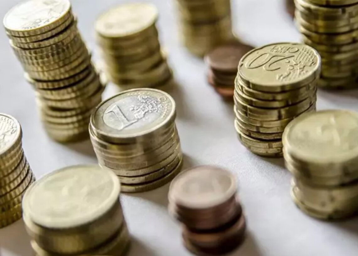 Archivo - Monedas y billetes de euro EUROPA PRESS - Archivo