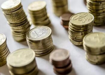 Archivo - Monedas y billetes de euro EUROPA PRESS - Archivo