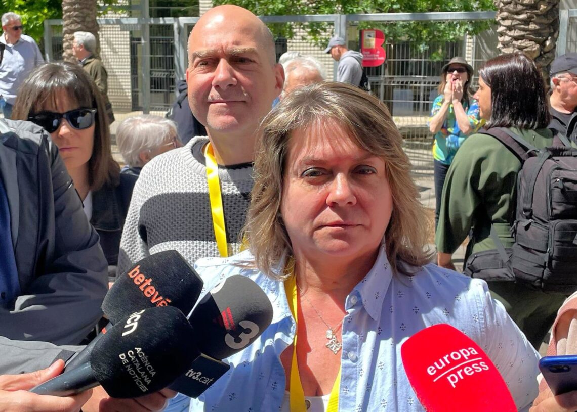 Archivo - La presidenta de ERC Barcelona, Creu Camacho, y el exsecretario general, Miquel Colomé, tras el 72 congreso de ERC Barcelona, el 27 de abril de 2025 en Barcelona (Catalunya, España)EUROPA PRESS - Archivo