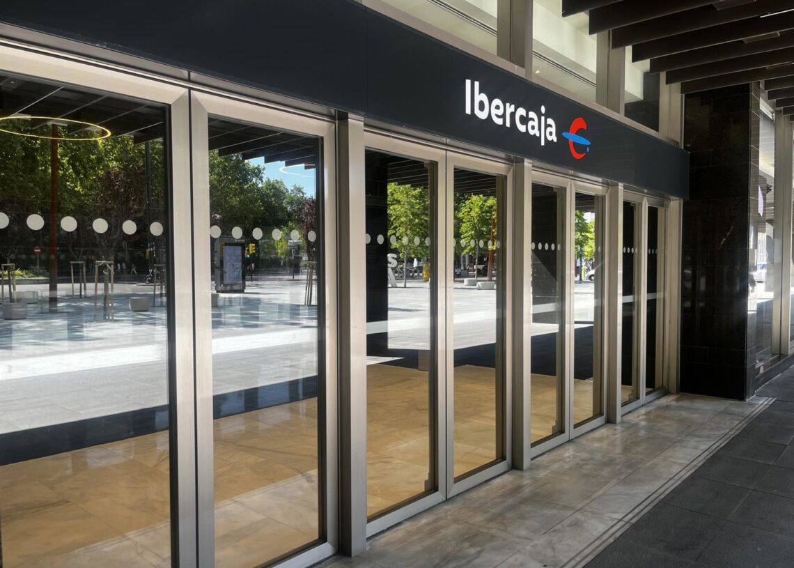Archivo - Uno de los accesos a la sede central de Ibercaja en Zaragoza.EUROPA PRESS - Archivo