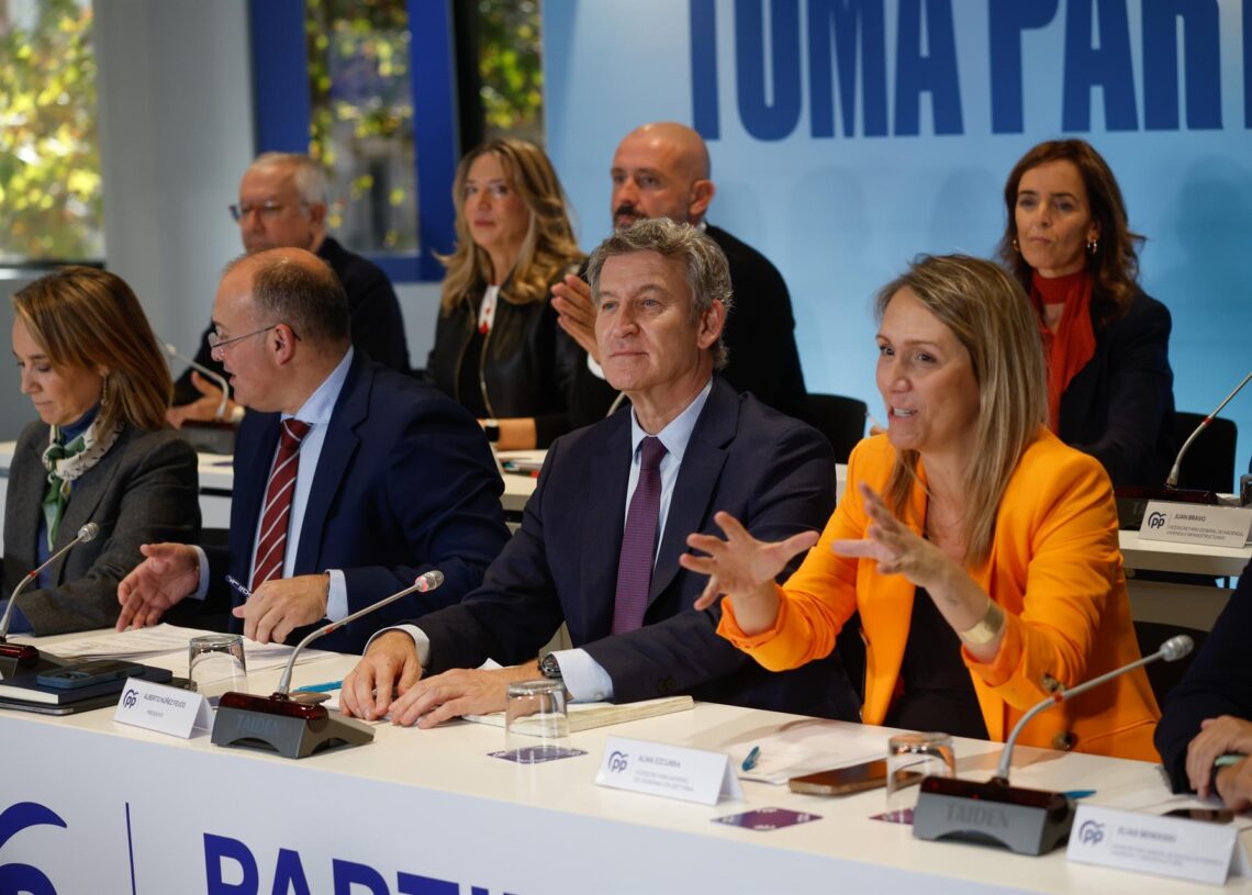 (I-D) La vicesecretaria de regeneración institucional del Partido Popular, Cuca Gamarra, el secretario general del PP, Miguel Tellado; el presidente del Partido Popular, Alberto Núñez Feijóo, y la  vicesecretaria de Coordinación Sectorial del PP, Alma EzcAlejandro Martínez Vélez - Europa Press