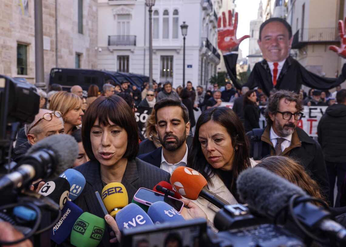 La ministra de Cienca e Innovación, Diana Morant, ofrece declaraciones a los medios durante la protesta frente a Les Corts Valencianes, a 27 de noviembre de 2025, en Valencia, Comunidad Valenciana (España). Rober Solsona - Europa Press