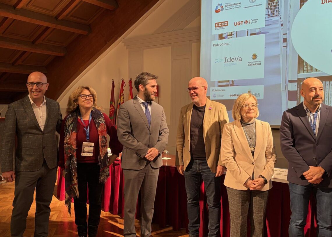 Unai Sordo (3 d), momentos anes de participar en una jornada sobre Diálogo Social.CCOO