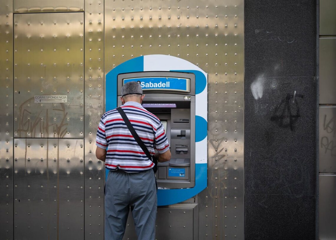 Archivo - Un hombre saca dinero en un cajero de Sabadell, a 6 de junio de 2024, en Madrid (España). Alejandro Martínez Vélez - Europa Press - Archivo