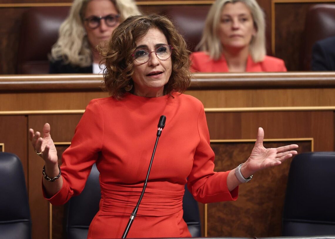La vicepresidenta primera y ministra de Hacienda, María Jesús Montero, durante una sesión de control al Gobierno, en el Congreso de los Diputados, a 12 de noviembre de 2025, en Madrid (España). Eduardo Parra - Europa Press
