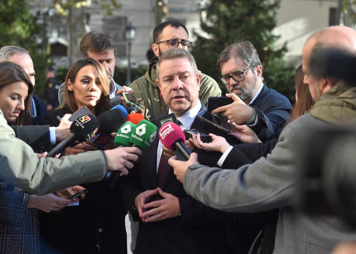 El presidente de la Junta de Castilla-La Mancha, Emiliano García-Page, a su llegada al acto homenaje a Javier Lambán, en el Senado, a 27 de noviembre de 2025, en Madrid (España).Gustavo Valiente - Europa Press