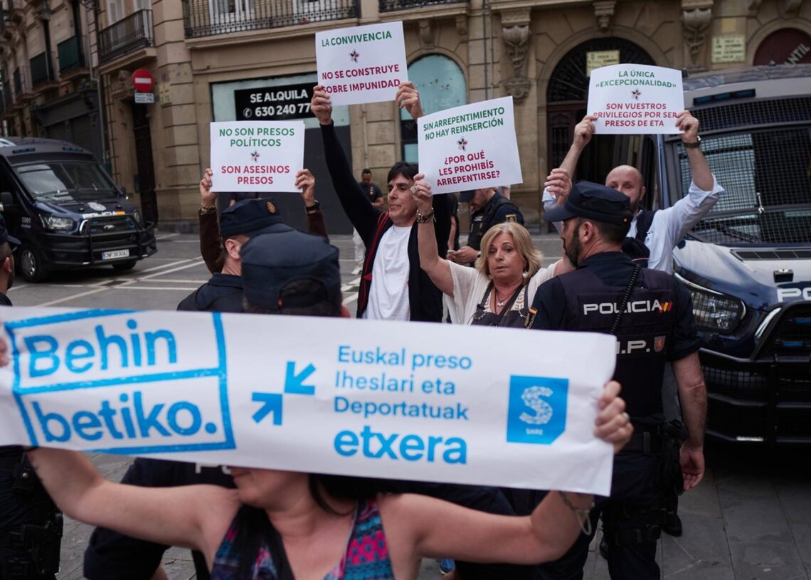 Archivo - Consuelo Ordóñez, presidenta de COVITE, junto a otras tres víctimas protestan contra un acto de Sare en favor de los presos de ETA.EDUARDO SANZ - EUROPA PRESS - Archivo