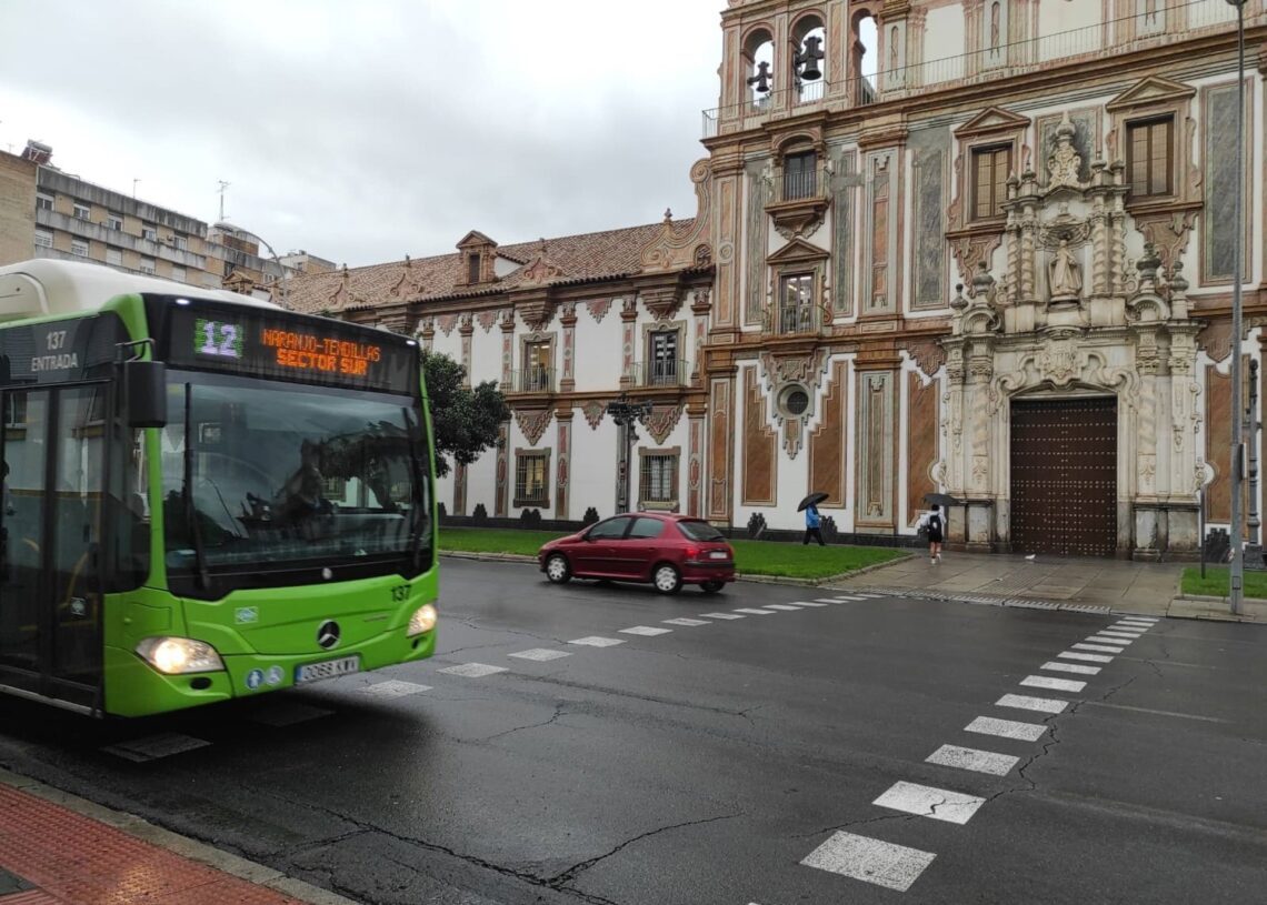 Un autobús de Aucorsa pasa frente a la Iglesia de la Merced en un día de lluvia en Córdoba.EUROPA PRESS