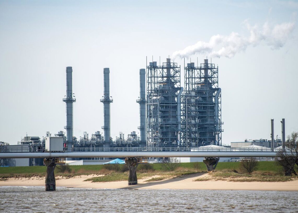 Archivo - FILED - 12 April 2022, Lower Saxony, Stade: The area in front of the Stade Industrial Park is part of the future port expansion for the planned import terminal for liquefied natural gas. Oil and gas companies are still on an expansion course desSina Schuldt/dpa - Archivo