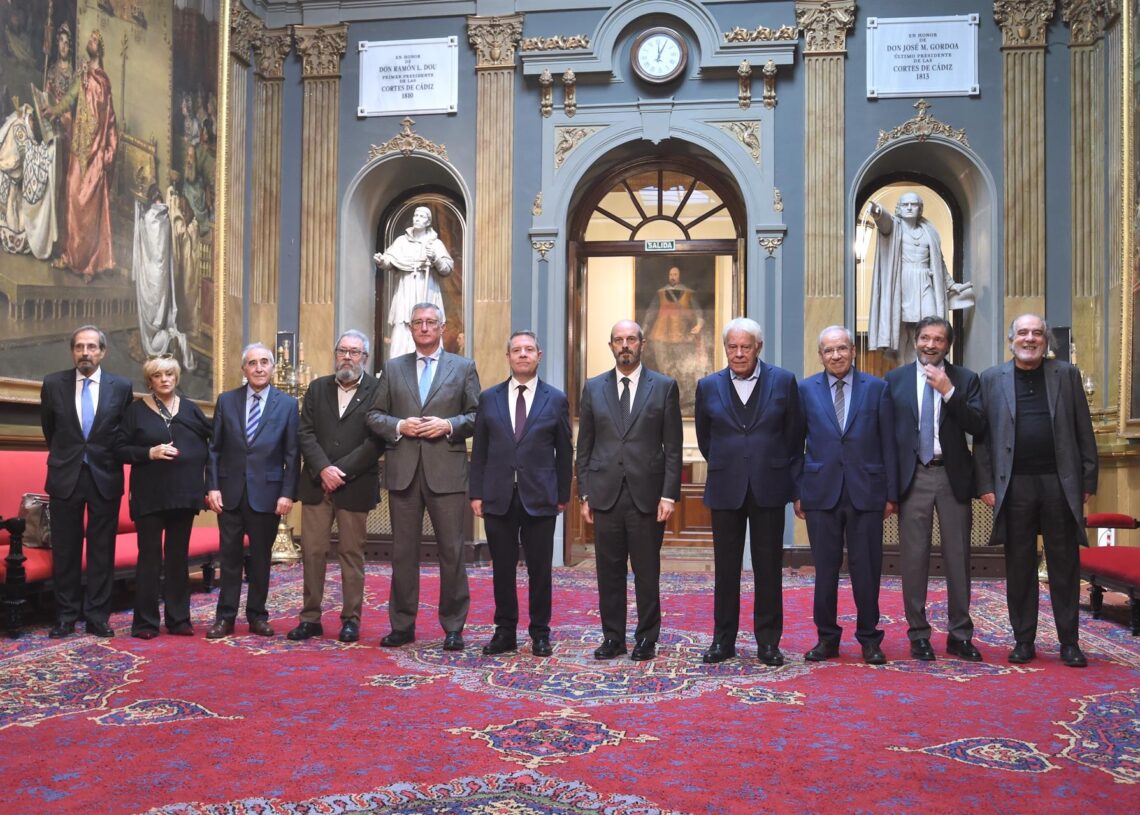 El exsecretario general de UGT, Cándido Méndez (4i), el presidente de la Junta de Castilla-La Mancha, Emiliano García-Page (6i), el presidente del Senado, Pedro Rollán (5d), y el expresidente del Gobierno, Felipe González,(4d).Gustavo Valiente - Europa Press