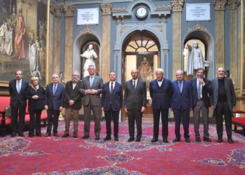 El exsecretario general de UGT, Cándido Méndez (4i), el presidente de la Junta de Castilla-La Mancha, Emiliano García-Page (6i), el presidente del Senado, Pedro Rollán (5d), y el expresidente del Gobierno, Felipe González,(4d).Gustavo Valiente - Europa Press