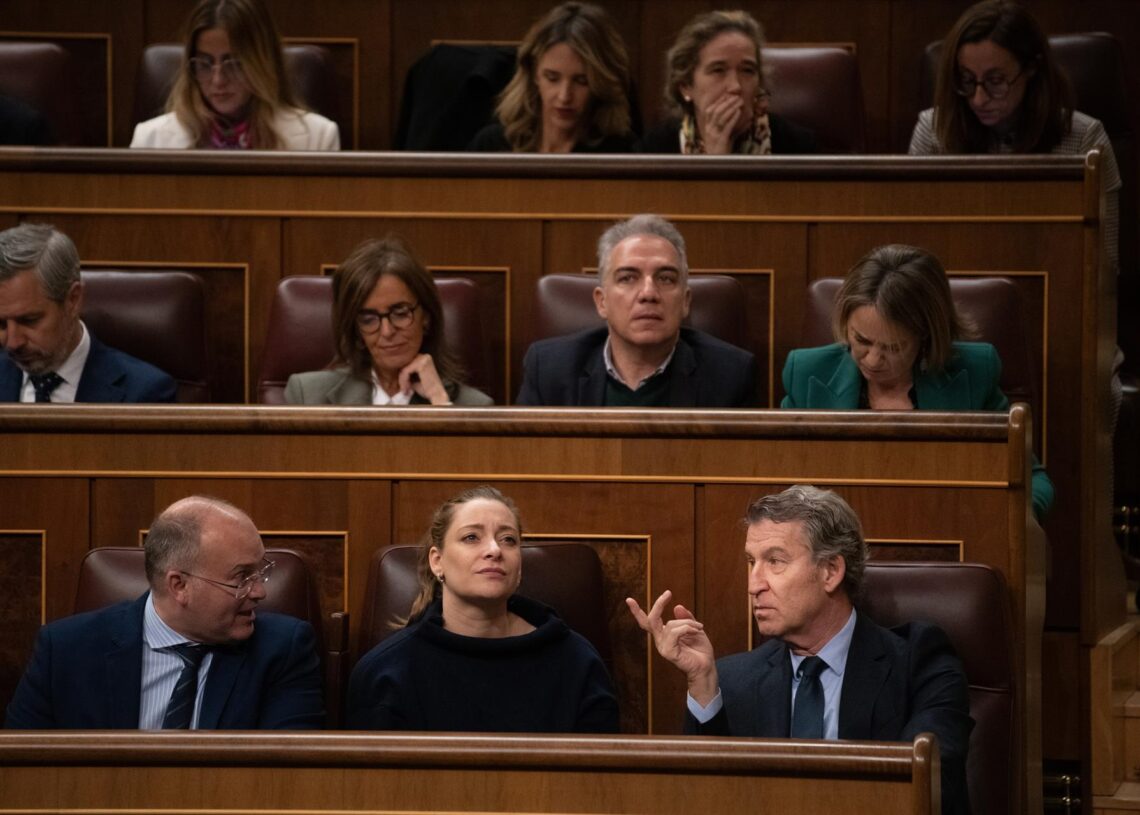 El secretario general del PP, Miguel Tellado; la portavoz del PP en el Congreso, Ester Muñoz, y el presidente del PP, Alberto Núñez Feijóo, durante una sesión plenaria, en el Congreso de los Diputados, a 27 de noviembre de 2025, en Madrid (España).Fernando Sánchez - Europa Press