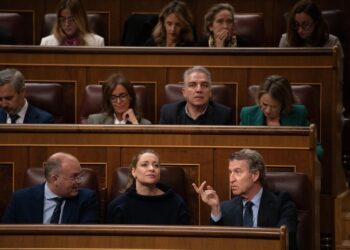 El secretario general del PP, Miguel Tellado; la portavoz del PP en el Congreso, Ester Muñoz, y el presidente del PP, Alberto Núñez Feijóo, durante una sesión plenaria, en el Congreso de los Diputados, a 27 de noviembre de 2025, en Madrid (España).Fernando Sánchez - Europa Press