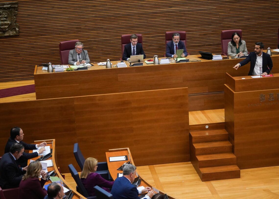 El síndic de PSPV, José Muñoz (d), durante el debate de investidura de Juanfran Pérez Llorca en Les CortsJorge Gil - Europa Press
