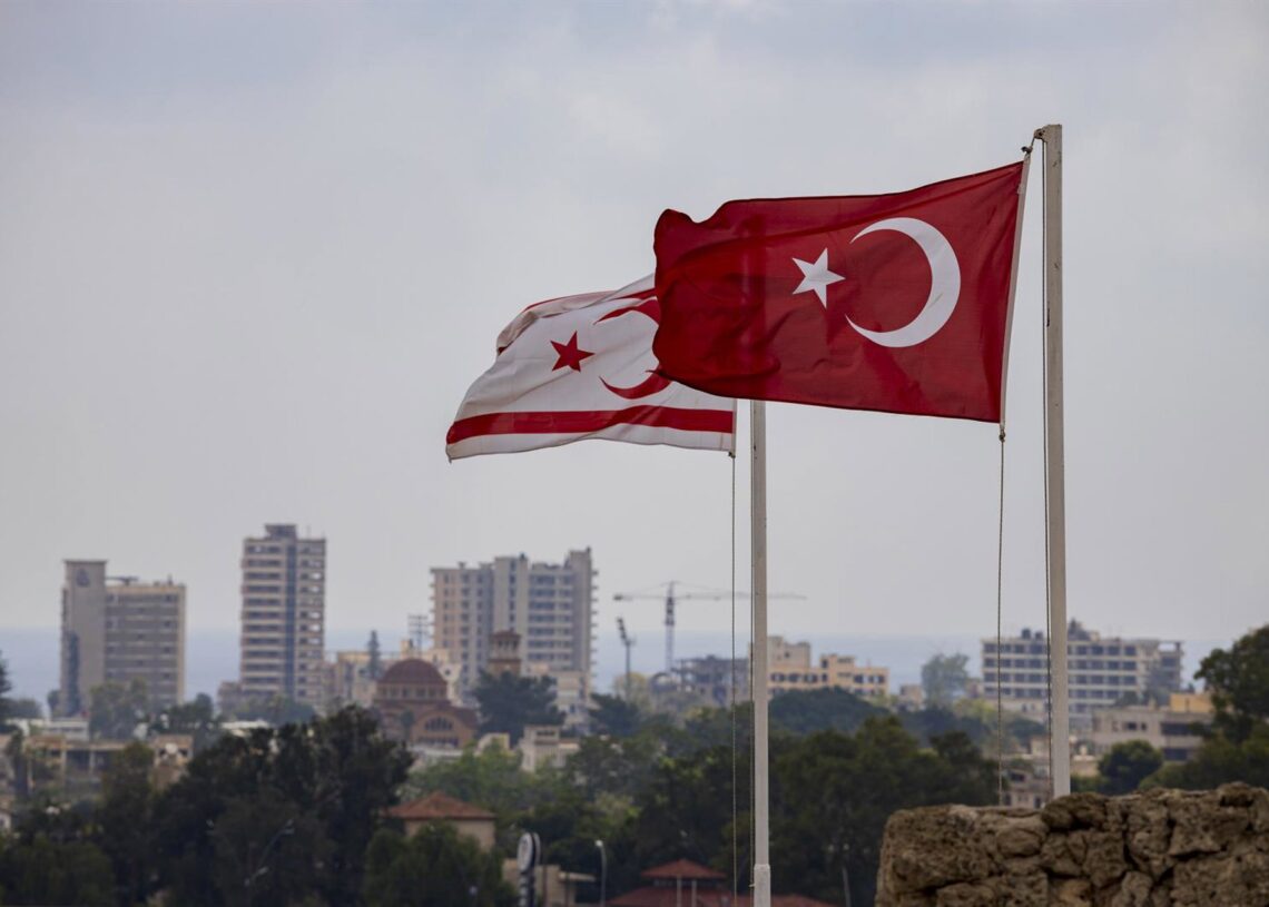 Archivo - Banderas de Turquía y de la República Turca del Norte de Chipre.Europa Press/Contacto/Ruaridh Stewart - Archivo