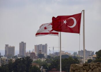 Archivo - Banderas de Turquía y de la República Turca del Norte de Chipre.Europa Press/Contacto/Ruaridh Stewart - Archivo