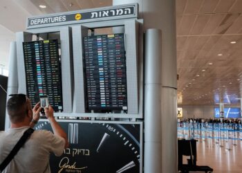 Archivo - Una pantalla con vuelos en el Aeropuerto de Ben Gurión, en Israel (archivo)Europa Press/Contacto/Nir Alon - Archivo