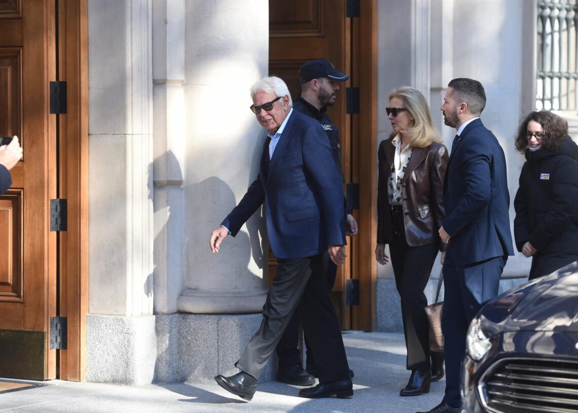 El expresidente del Gobierno, Felipe González, a su llegada al acto homenaje a Javier Lambán, en el Senado, a 27 de noviembre de 2025, en Madrid (España). Gustavo Valiente - Europa Press