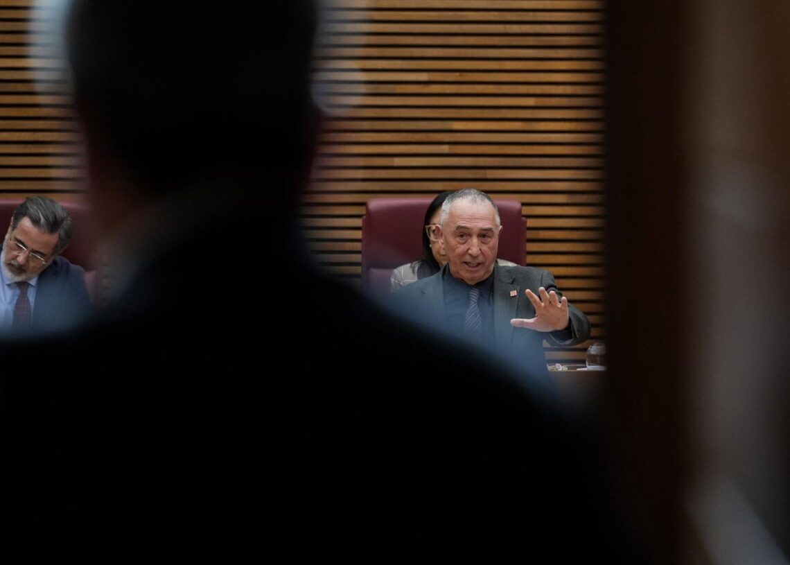 El síndic de Compromís, Joan Baldoví, durante el debate de investidura del nuevo president de la Generalitat valenciana, en Les Corts Valencianes, a 27 de noviembre de 2025, en ValenciaJorge Gil - Europa Press